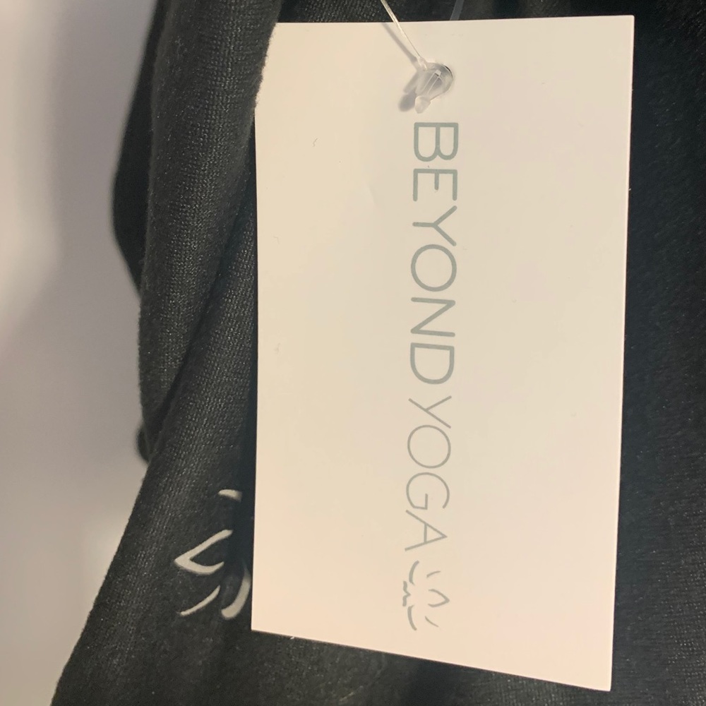 Pocket infinity scarf: Beyond Yoga brand